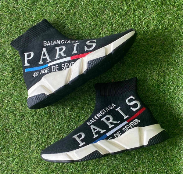 Sepatu sneakers dengan logo brand besar